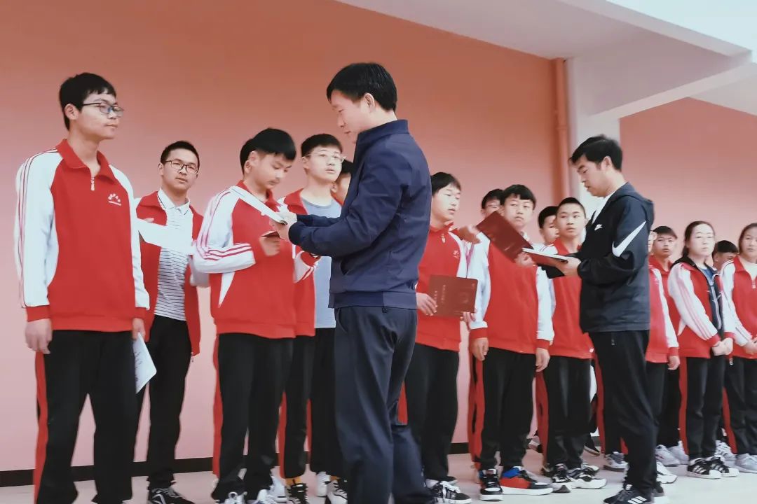 青春，拼搏：宣威五中高一年级升旗活动侧记-图片2