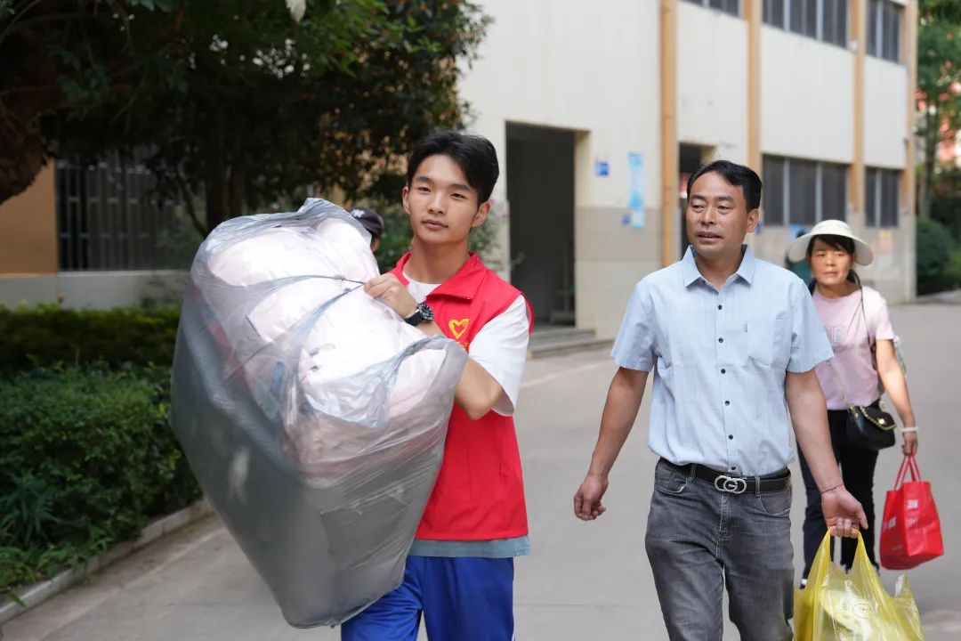 青春逐梦正当时，风帆再起展新程 ——         宣威七中高一新生报到日情况纪实”-图片8