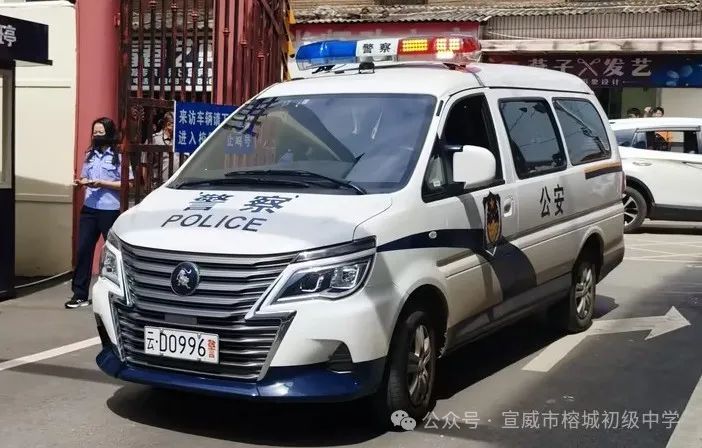筑牢防线,守护校园——宣威市榕城初级中学安保人员反恐防暴消防演练活动-图片2