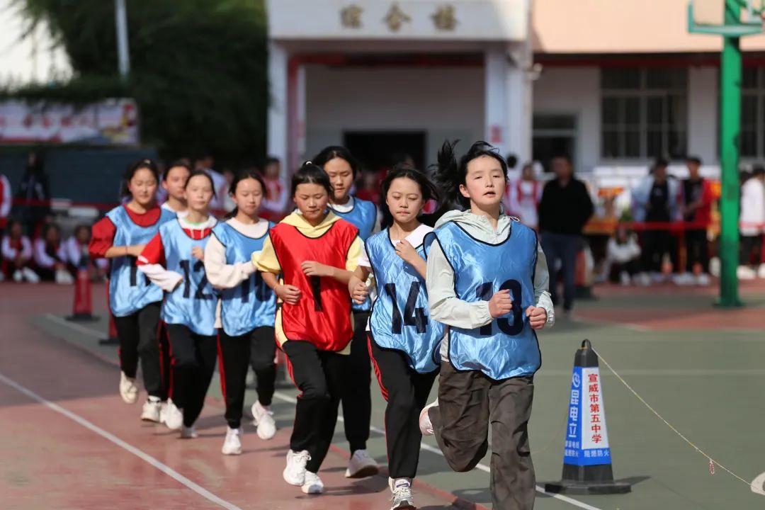宣威五中、五中龙泉学校第37届冬季田径运动会圆满落幕-图片2
