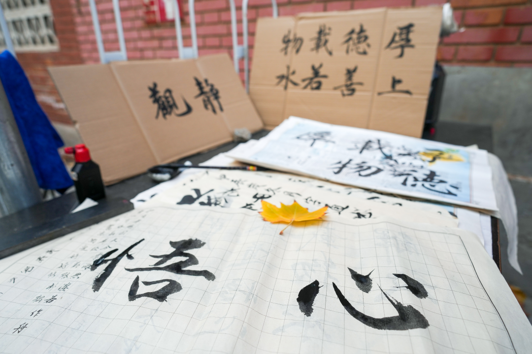 54岁的大学保安火了!网友:大学之大,不在其校园……-图片4
