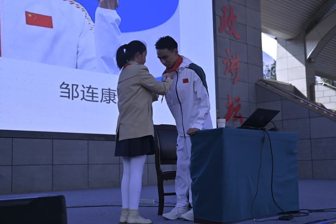 唯有拼搏可回首—— 奥运冠军邹连康走进宣威市第八中学讲授思政课-图片6