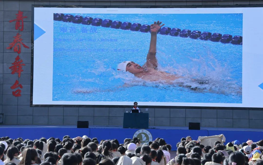 唯有拼搏可回首—— 奥运冠军邹连康走进宣威市第八中学讲授思政课-图片5