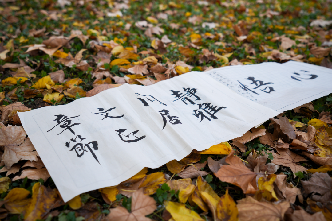 54岁的大学保安火了!网友:大学之大,不在其校园……-图片4