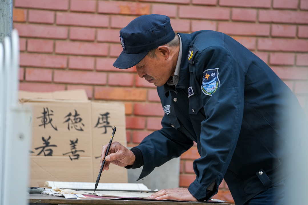 54岁的大学保安火了！网友：大学之大，不在其校园……-图片5