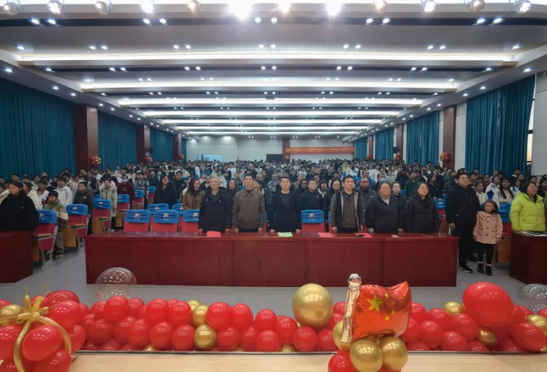 祥龙回首辞旧岁 金蛇起舞迎新年丨宣威九中初中部举办2025年元旦文艺汇演活动-图片1