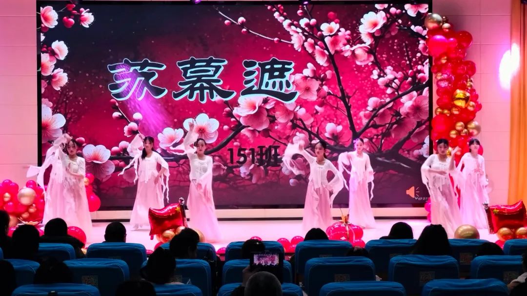 祥龙回首辞旧岁 金蛇起舞迎新年丨宣威九中初中部举办2025年元旦文艺汇演活动-图片2