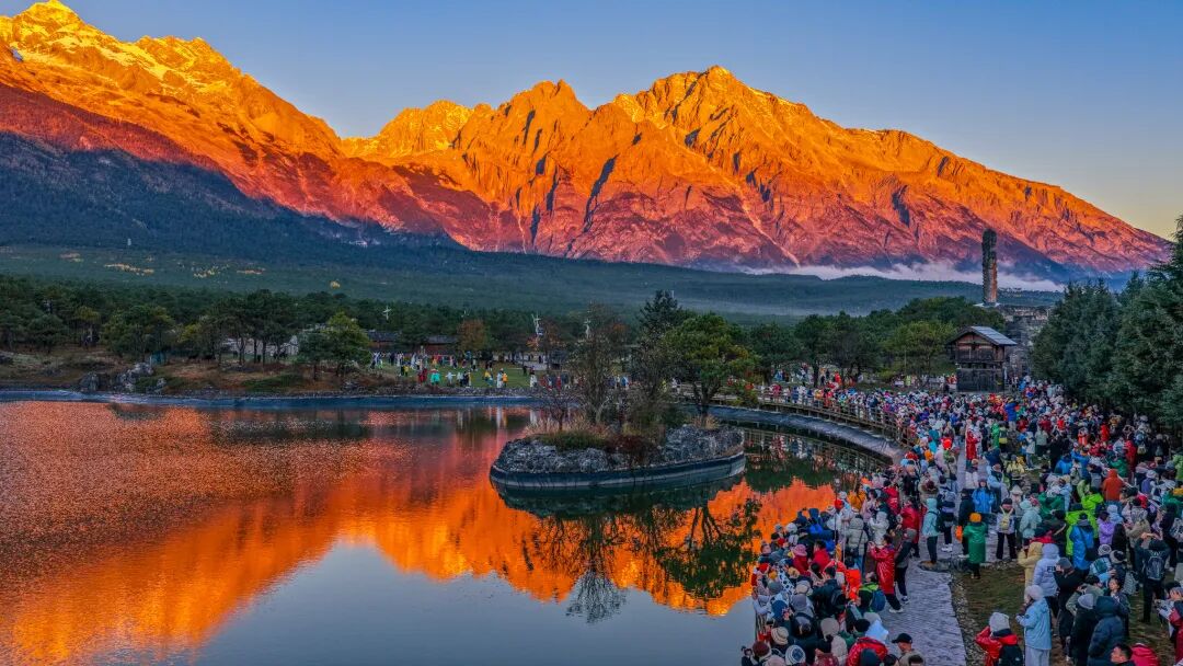 看日照金山,接吉祥好运!丽江迎来“颜值巅峰期”——有一种叫云南的生活之365天-图片1