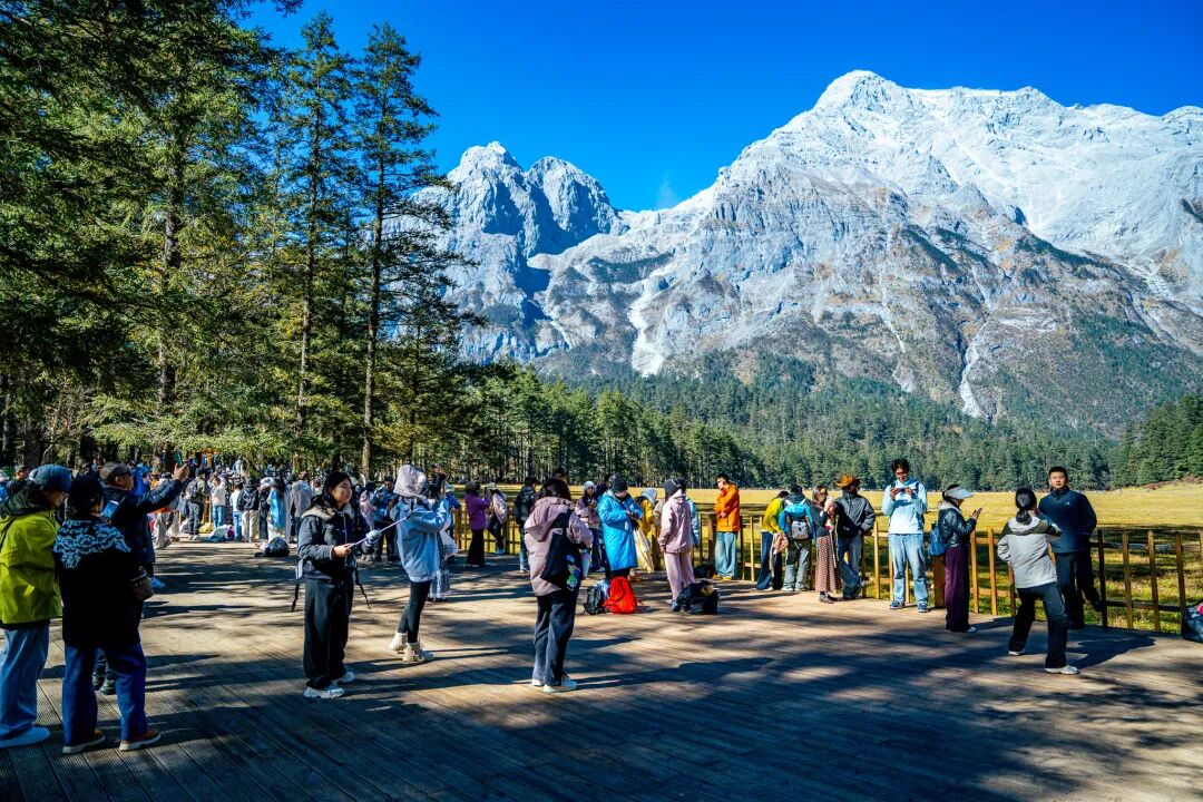 看日照金山,接吉祥好运!丽江迎来“颜值巅峰期”——有一种叫云南的生活之365天-图片5