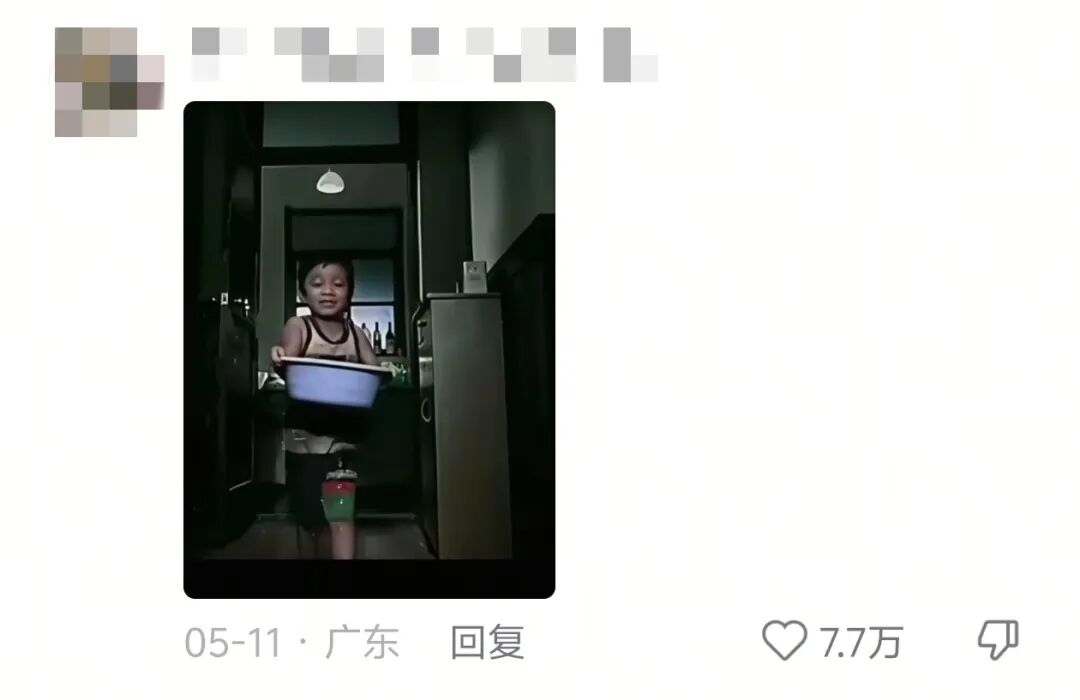 小朋友偷偷给妈妈藏了一包糖醋排骨!🤣“孝心很重,饭菜味更重……”-图片1