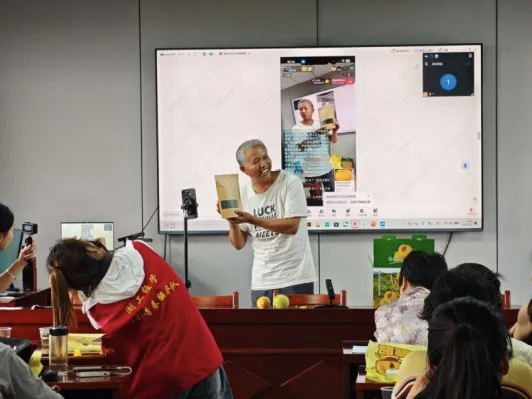 “大学生放假第一站不是回家?!”🤔“当然,假期标配……”🥳-图片3